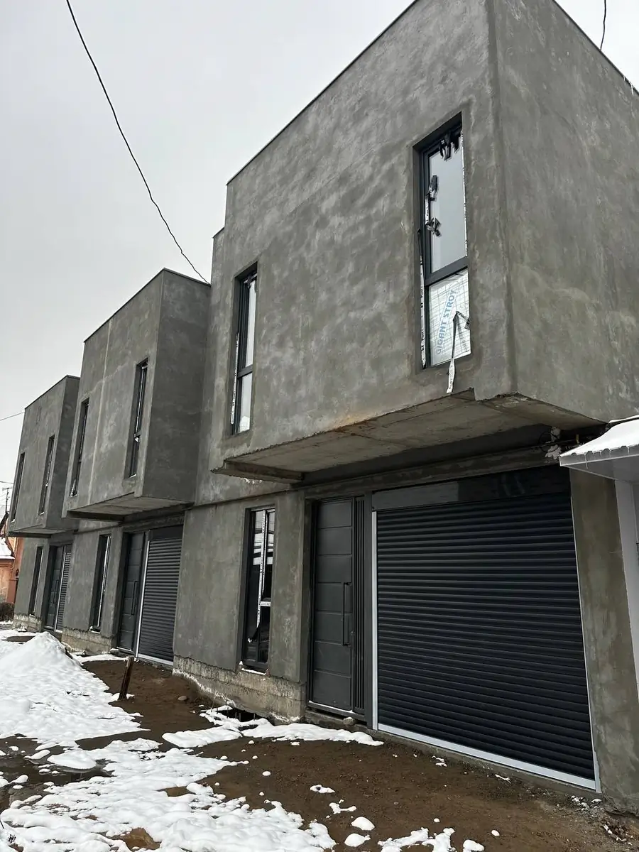 3 qavatli taunxaus − 240 m², 1.1 sot.