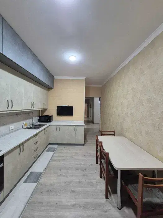 Сдается 4-комнатная квартира − 140 м²