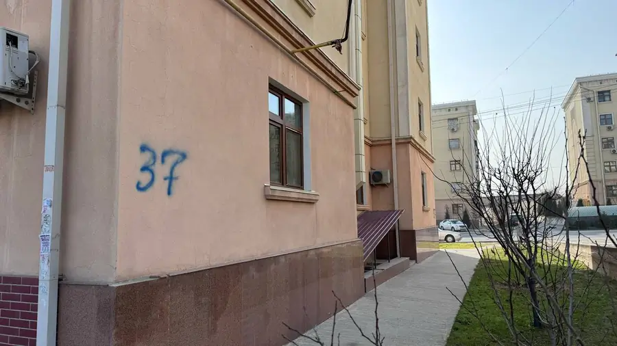 4 xonali kvartira sotiladi − 150 m²