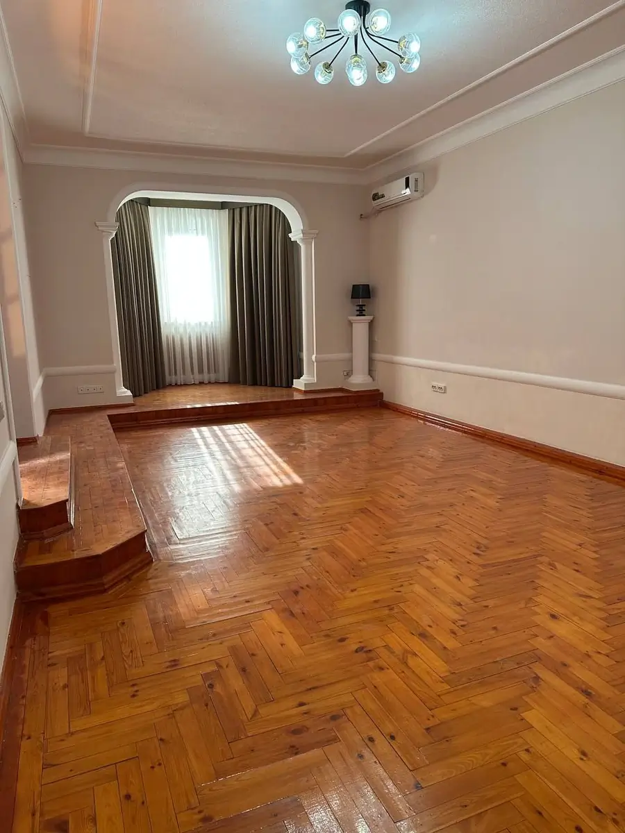 2 qavatli uy − 294 m², 3.7 sot. 