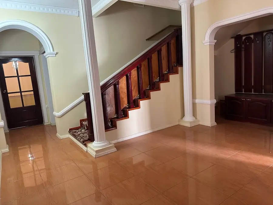 2 qavatli uy − 294 m², 3.7 sot. 