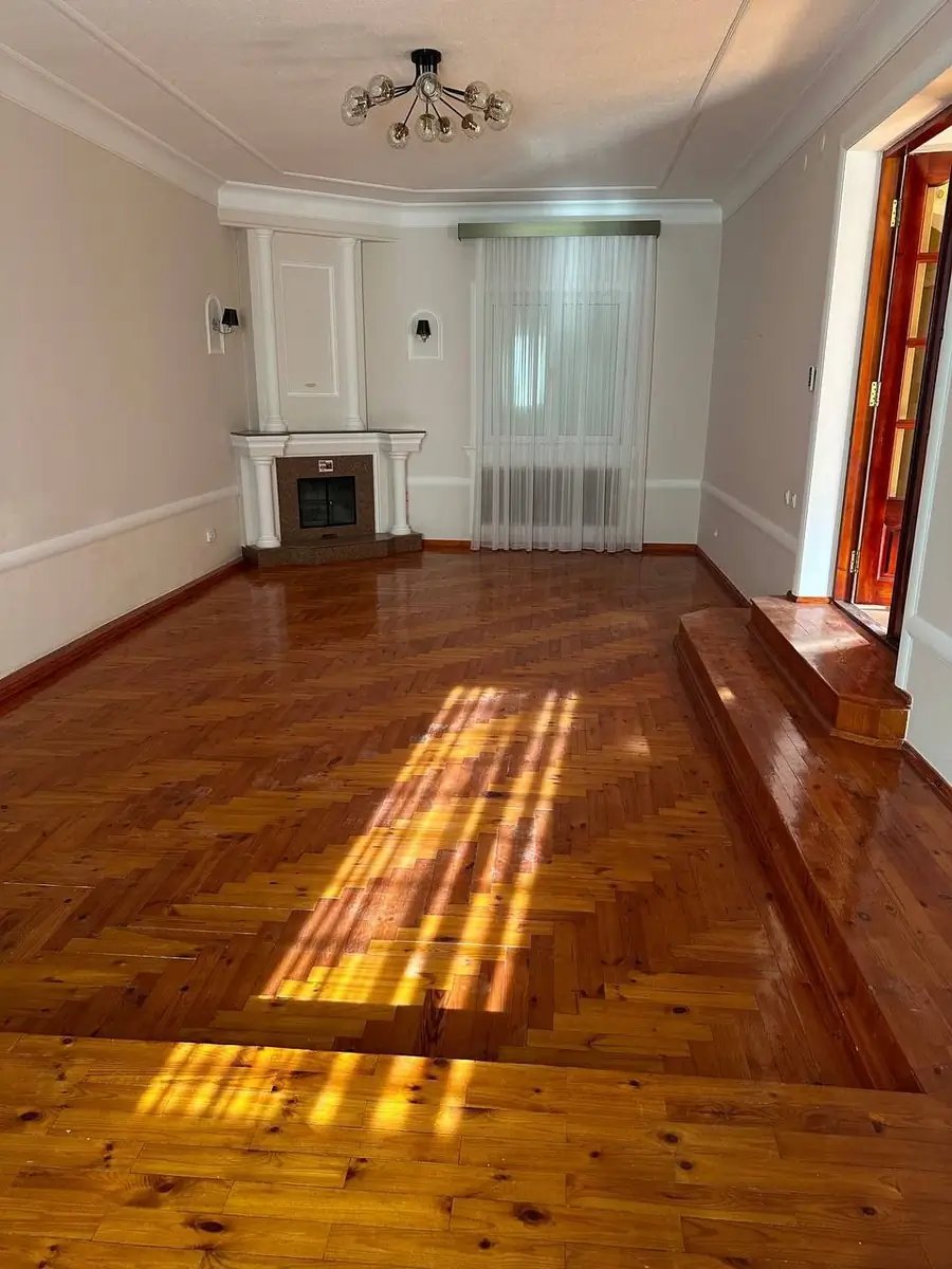 2 qavatli uy − 294 m², 3.7 sot. 