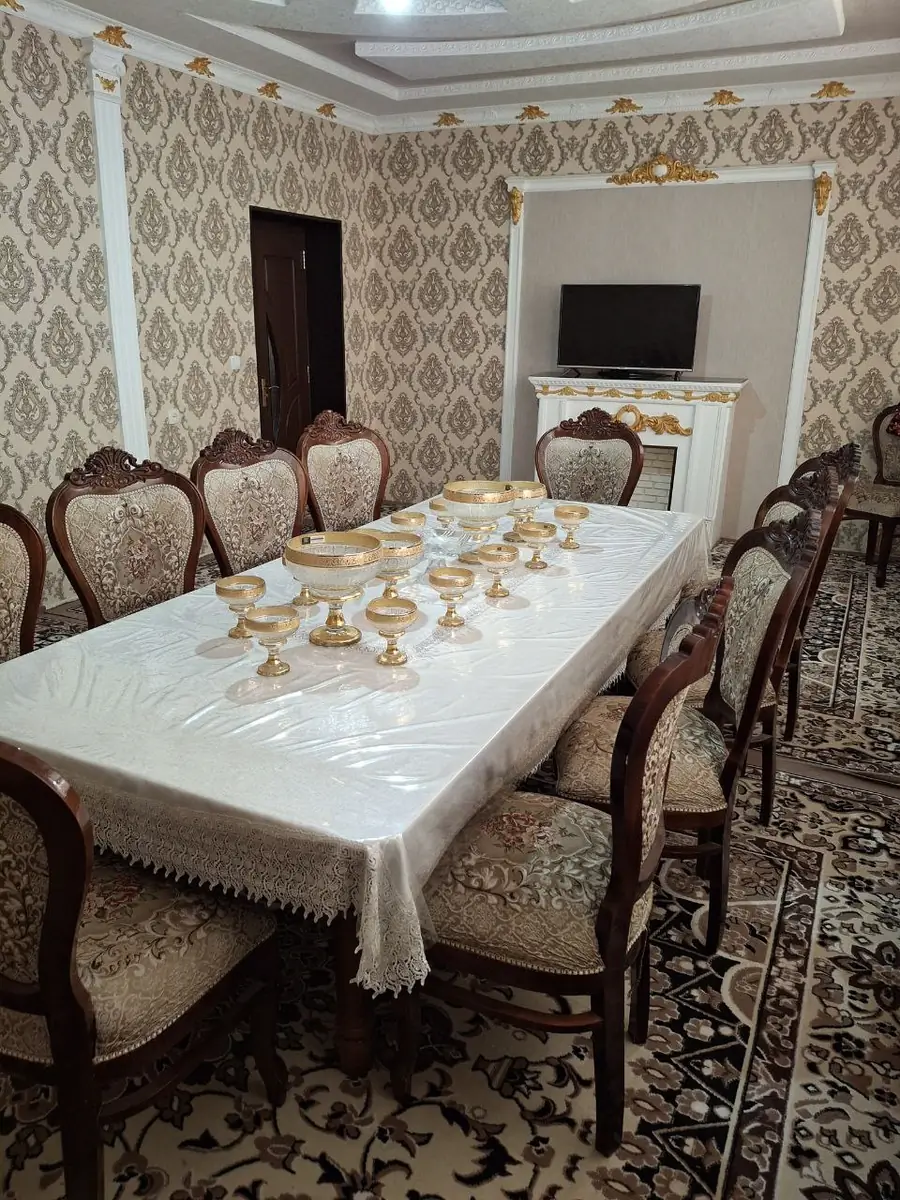 2 qavatli uy − 300 m², 3 sot. 