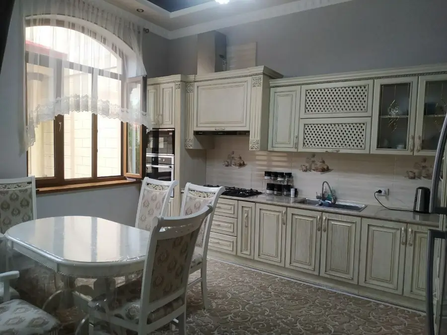 2 qavatli uy − 250 m², 3 sot.