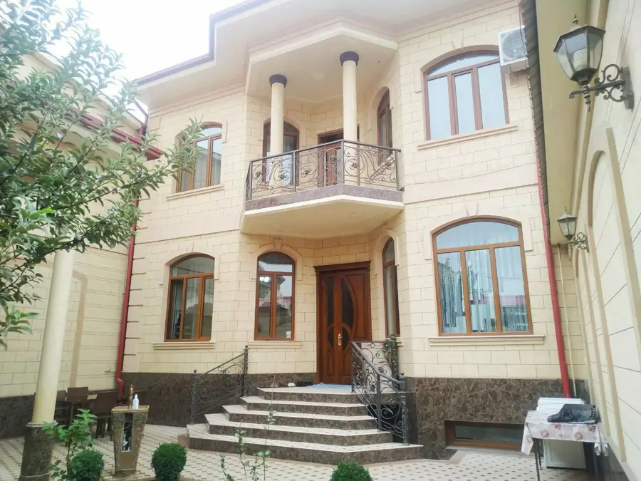 2 qavatli uy − 250 m², 3 sot.