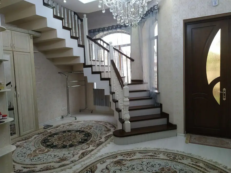 2 qavatli uy − 250 m², 3 sot.