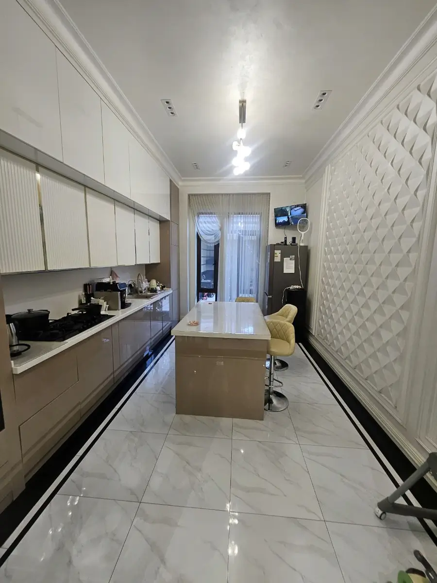 2 qavatli uy sotiladi − 330 m²