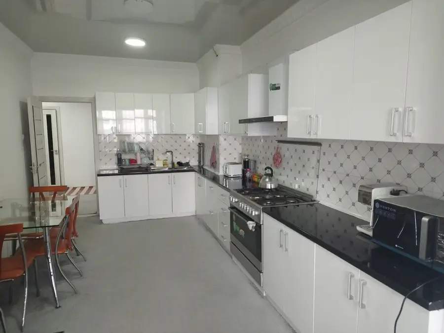 4 xonali kvartira sotiladi − 187 m²