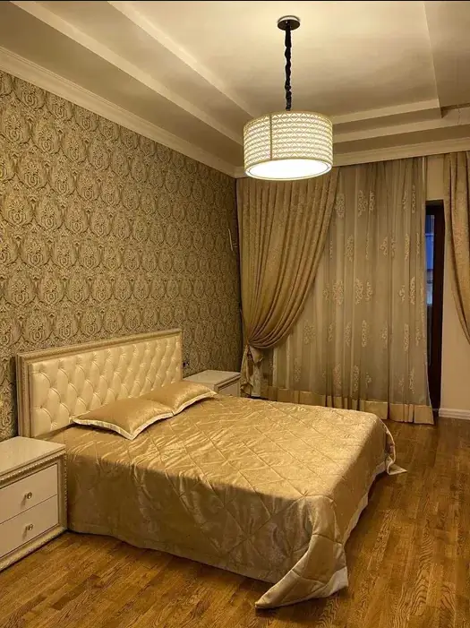 3 xonali kvartira sotiladi − 160 m²