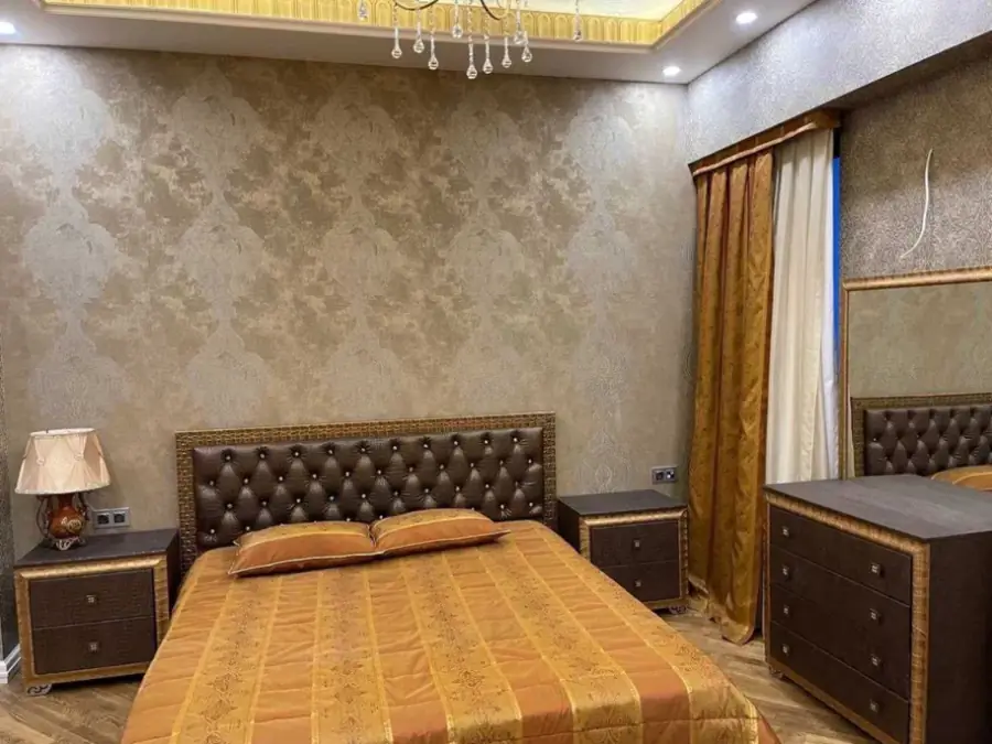 3 xonali kvartira sotiladi − 160 m²