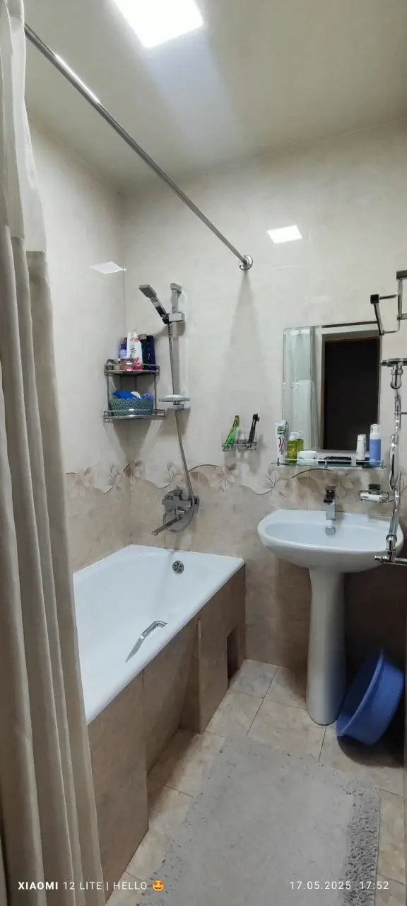 Более 5 xonali kvartira sotiladi − 100 m²