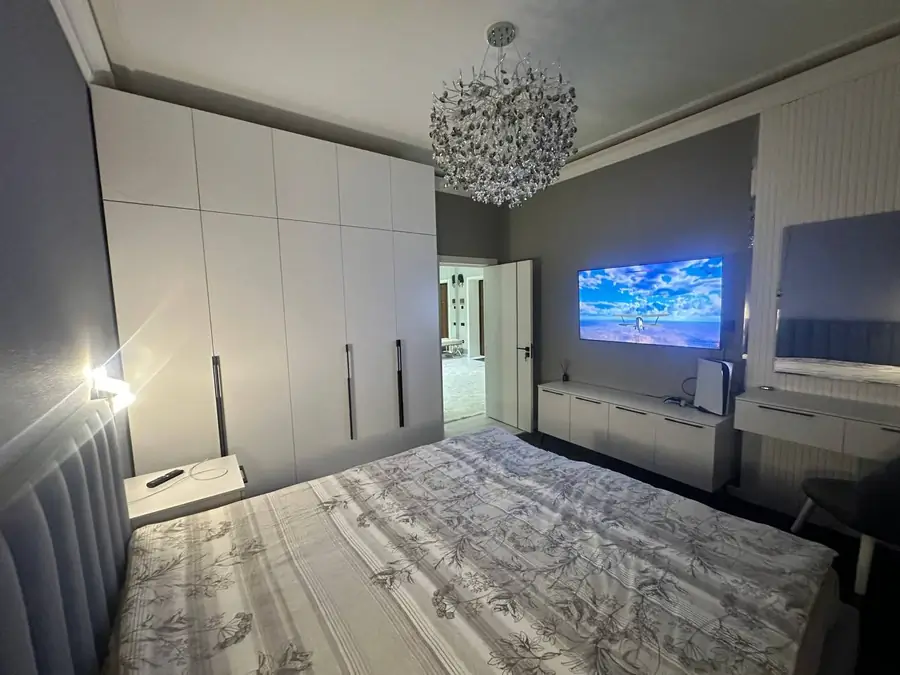 4 xonali kvartira sotiladi − 127 m²