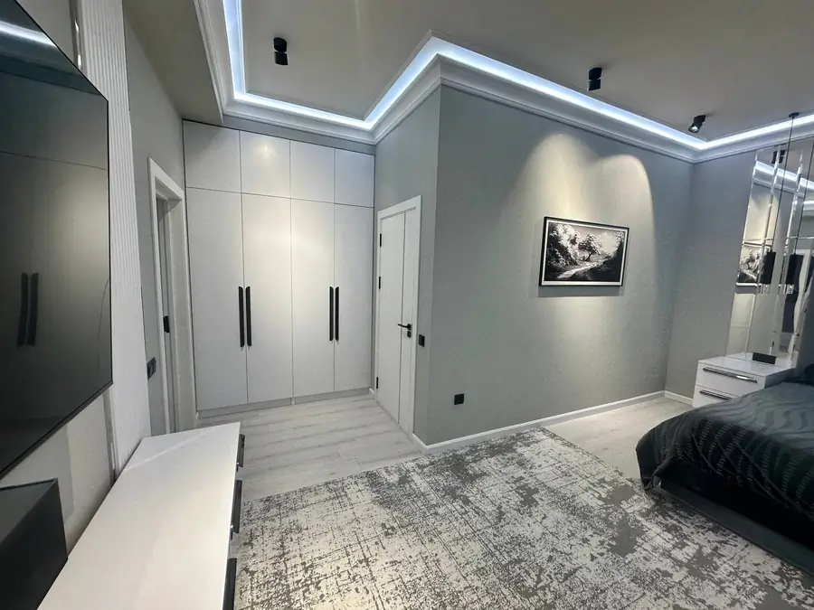 4 xonali kvartira sotiladi − 127 m²