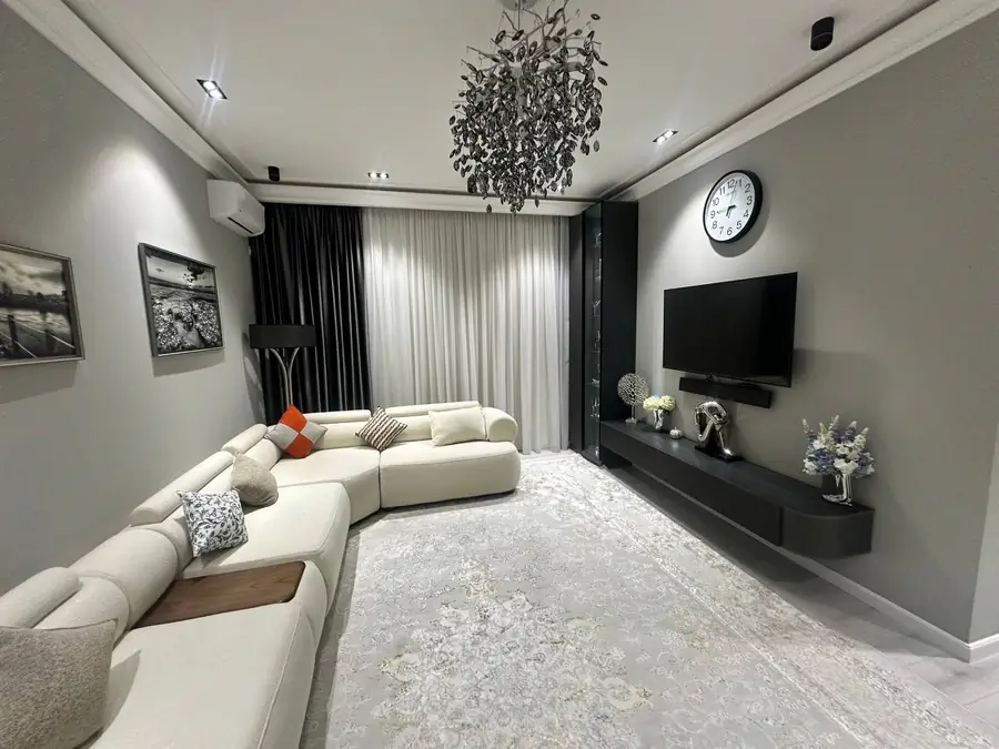 4 xonali kvartira sotiladi − 127 m²