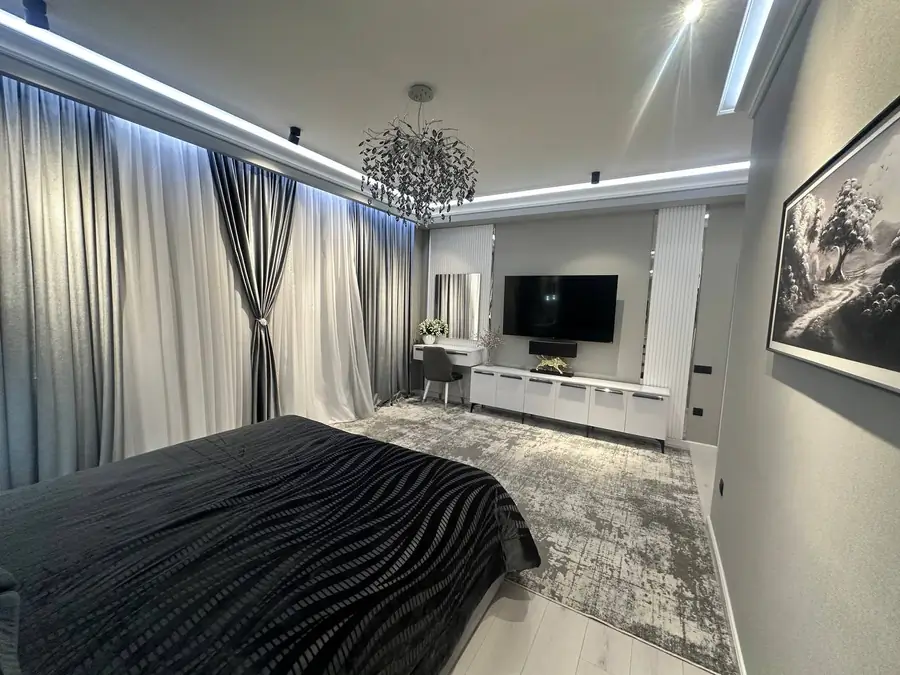 4 xonali kvartira sotiladi − 127 m²