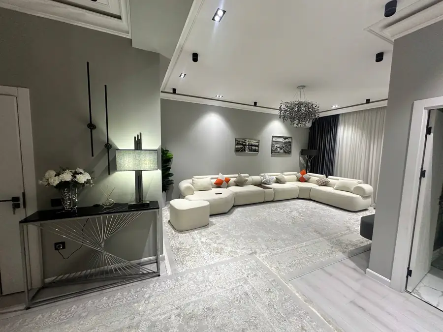 4 xonali kvartira sotiladi − 127 m²