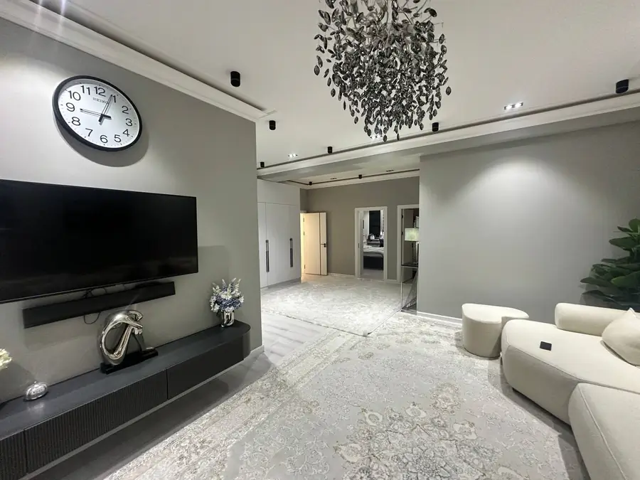 4 xonali kvartira sotiladi − 127 m²