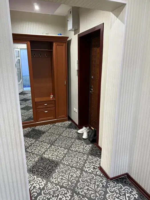 Сдается 2-комнатная квартира − 65 м²