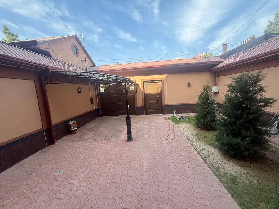 2 qavatli uy − 250 m², 2.5 sot.