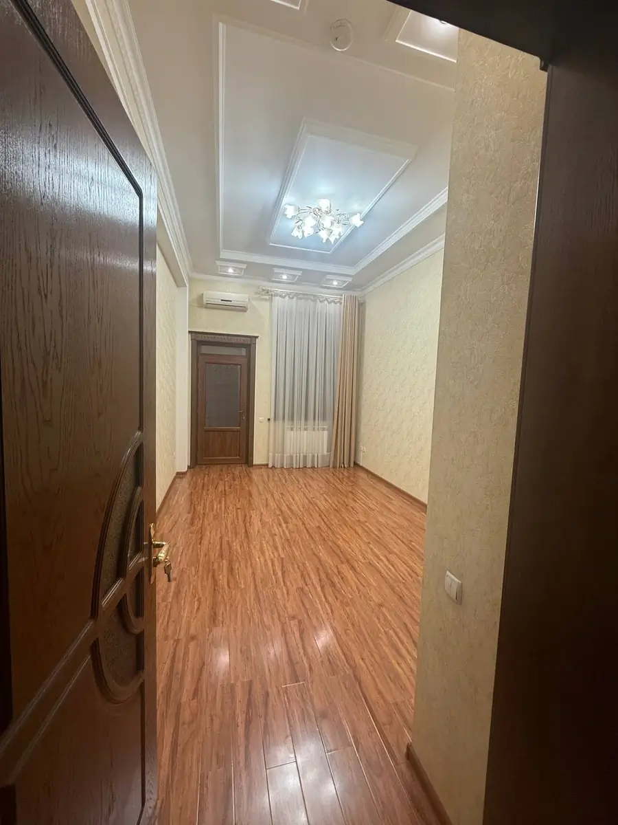 Ijaraga 2 qavatli uy − 250 m²