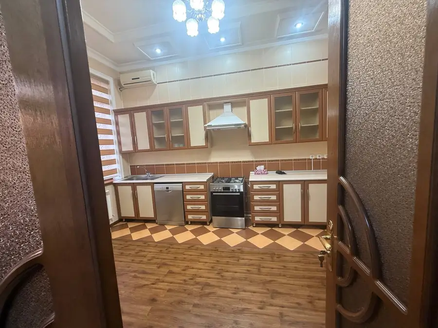 Ijaraga 2 qavatli uy − 250 m²