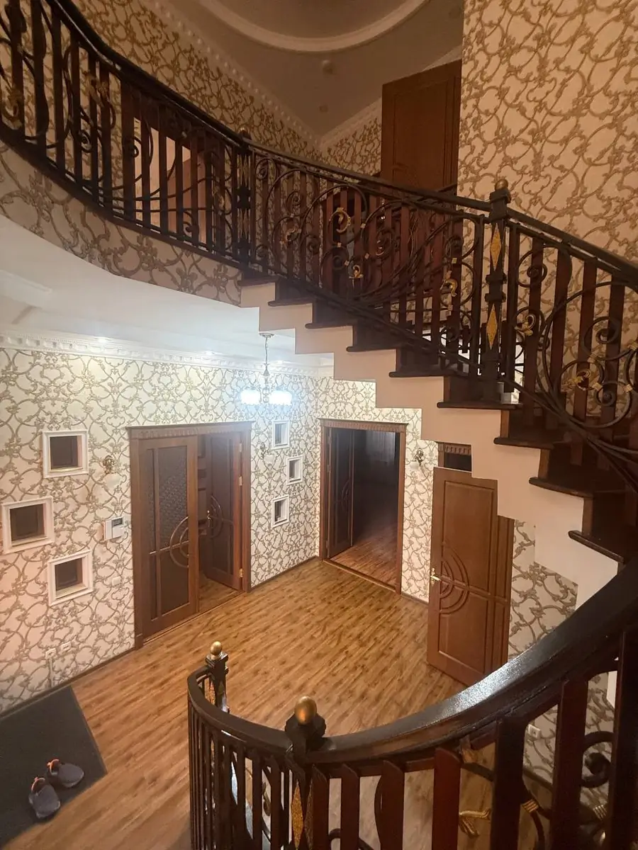 Ijaraga 2 qavatli uy − 250 m²