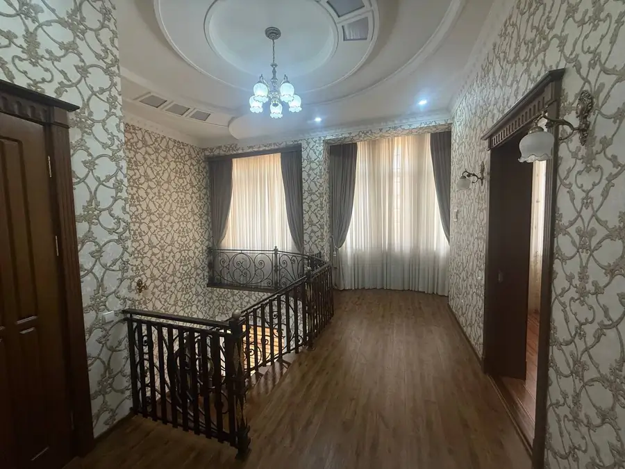 Ijaraga 2 qavatli uy − 250 m²