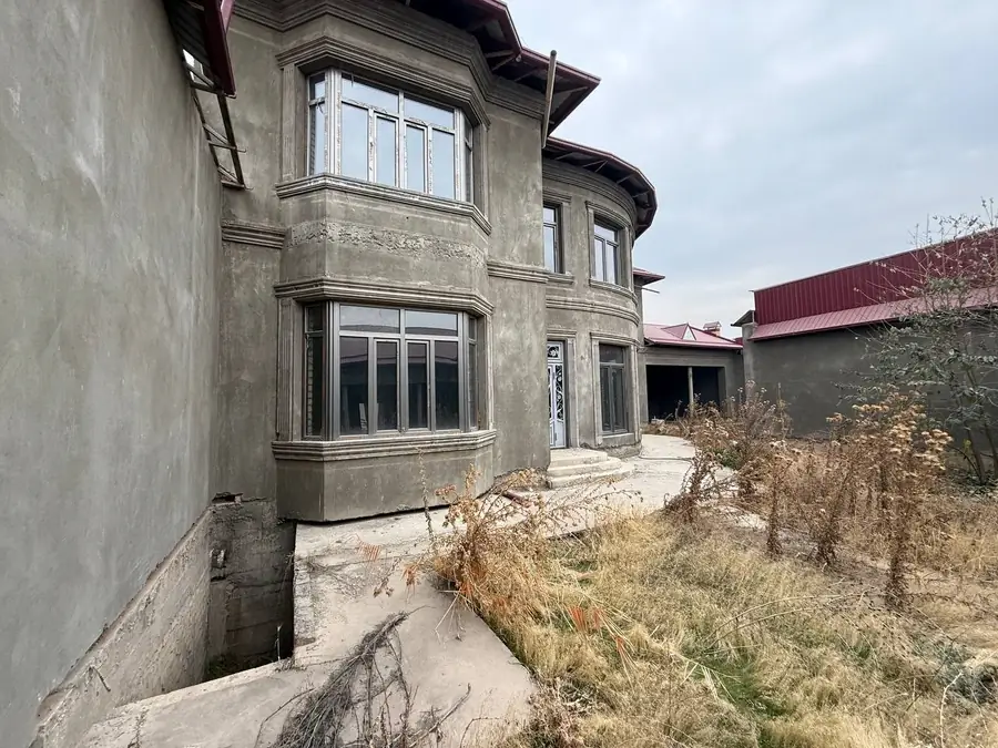 2 qavatli uy − 350 m², 9 sot.