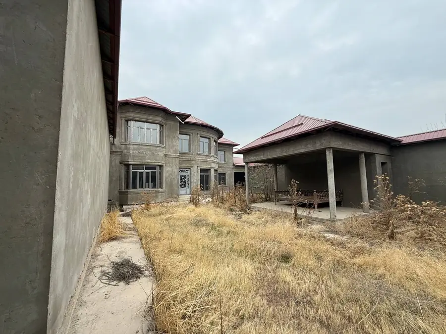 2 qavatli uy − 350 m², 9 sot.