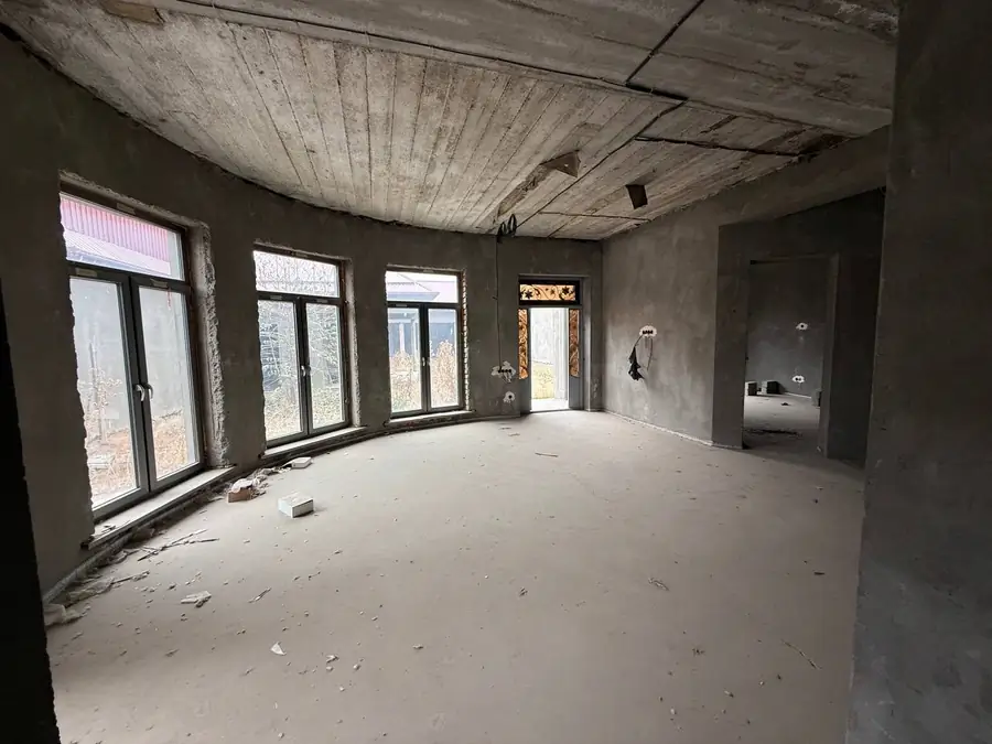 2 qavatli uy sotiladi − 350 m²