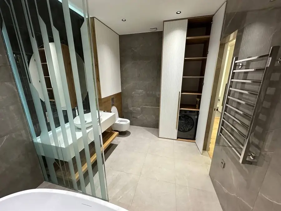 Продается 3-комнатная квартира − 105 м²