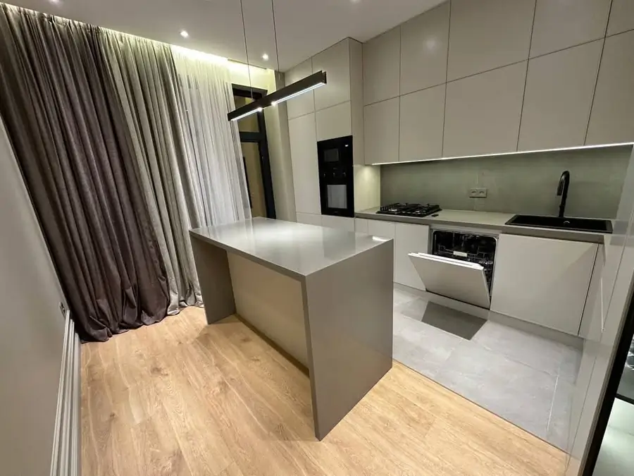 Продается 3-комнатная квартира − 105 м²