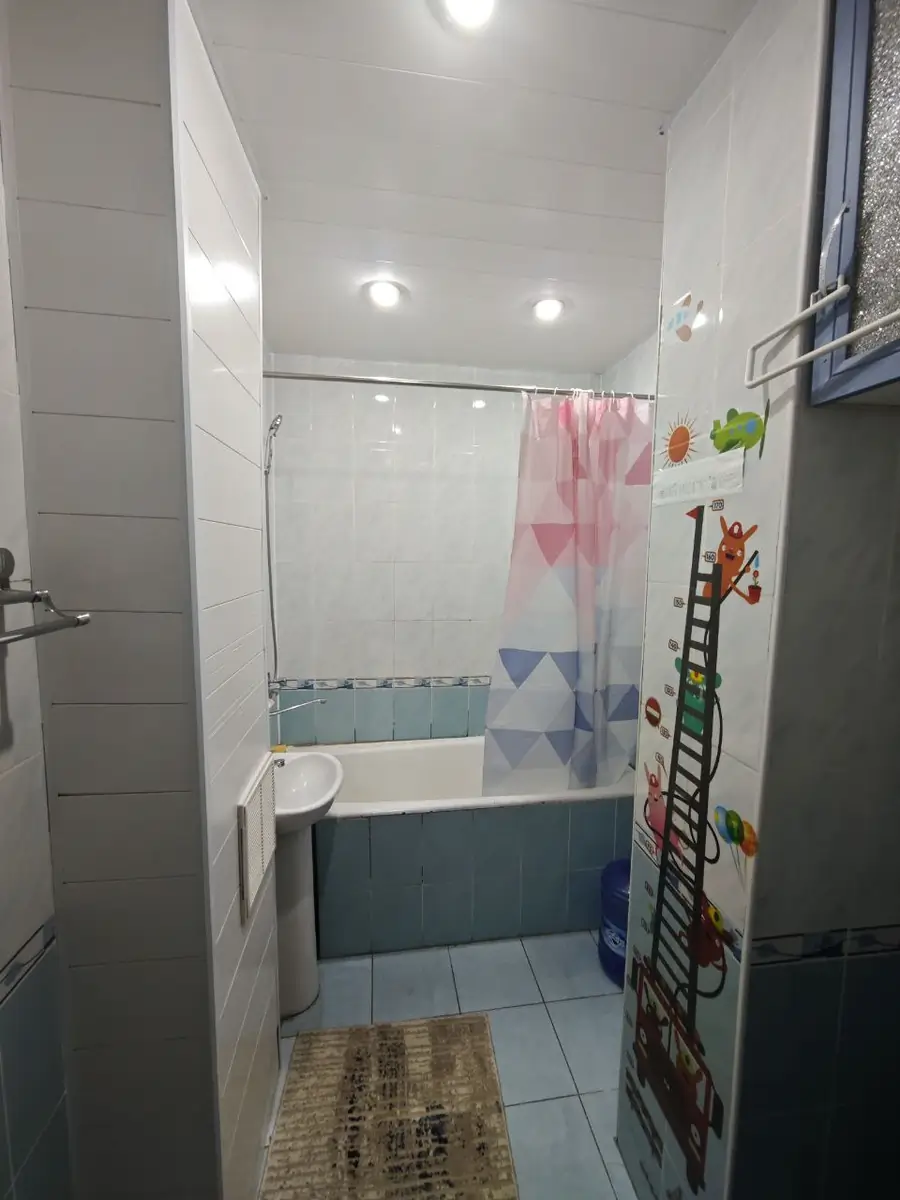 Продается 4-комнатная квартира − 100 м²