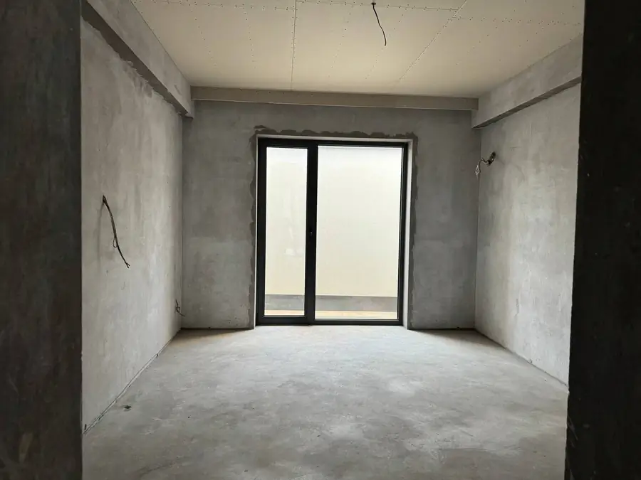 2-этажный дом − 370 м², 25 сот.