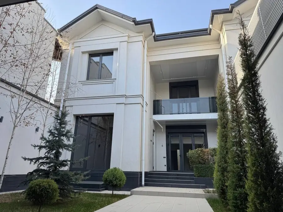 2-этажный дом − 370 м², 25 сот.