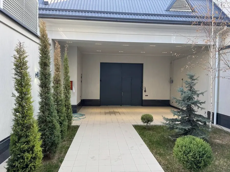 2-этажный дом − 370 м², 25 сот.