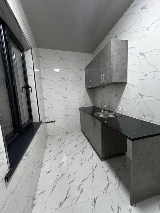 Сдается 4-комнатная квартира − 200 м²