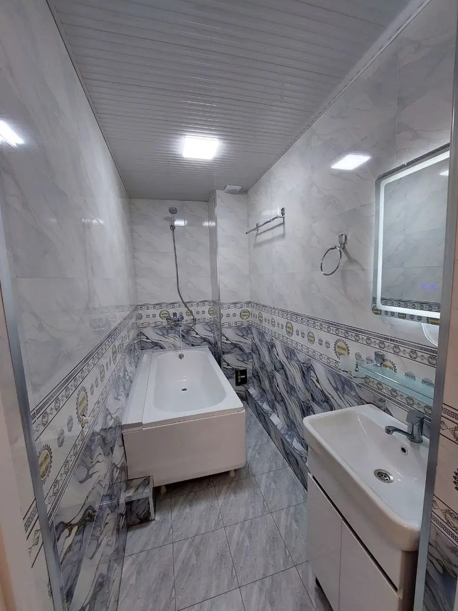 Продается 2-комнатная квартира − 65 м²