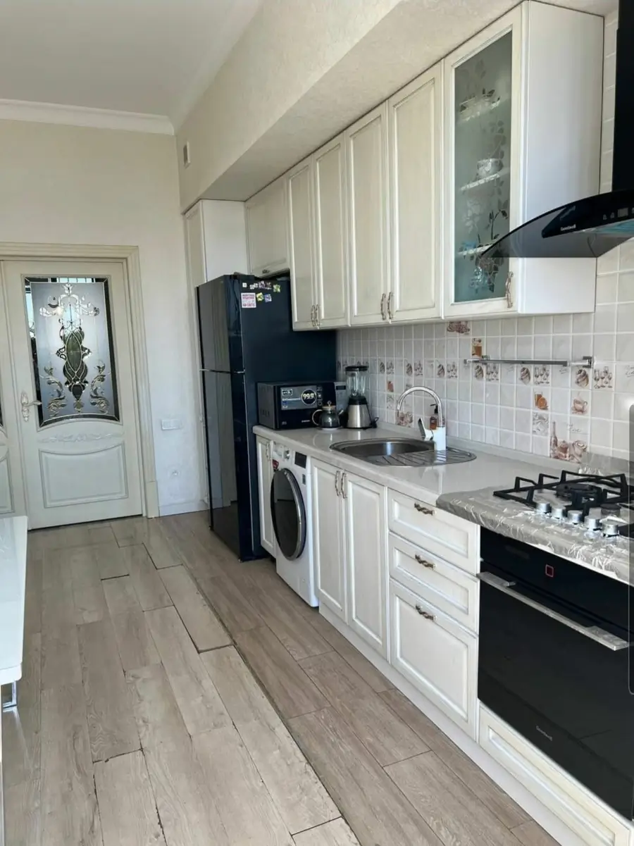 Продается 4-комнатная квартира − 174 м²