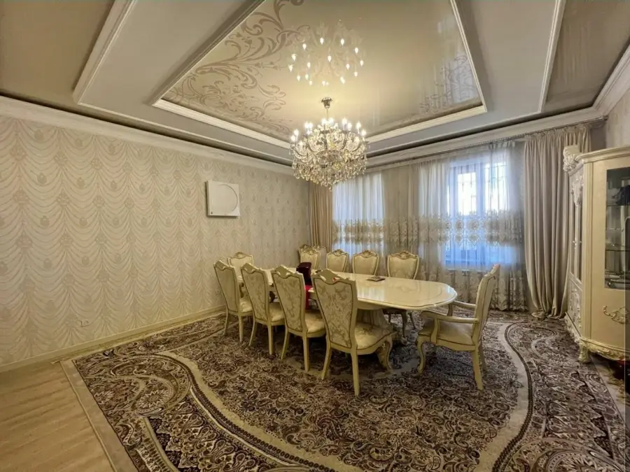 4-комнатная квартира − 174 м², 3/7 этаж