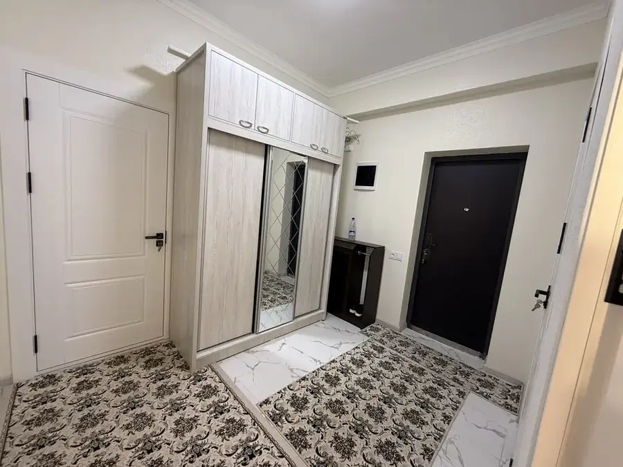 Сдается 2-комнатная квартира − 65 м²