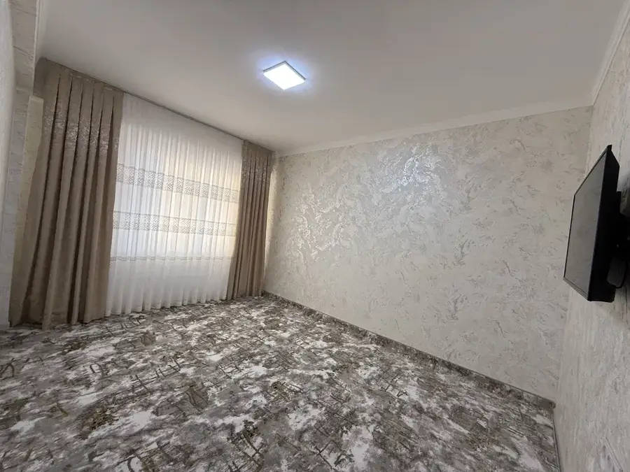 Сдается 2-комнатная квартира − 65 м²