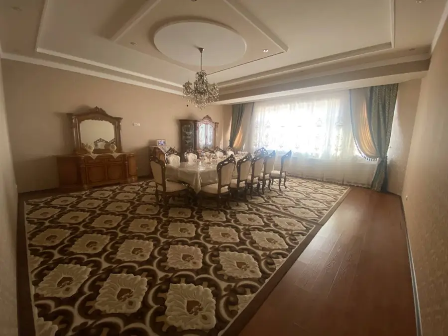 3-комнатная квартира − 160 м², 3/5 этаж