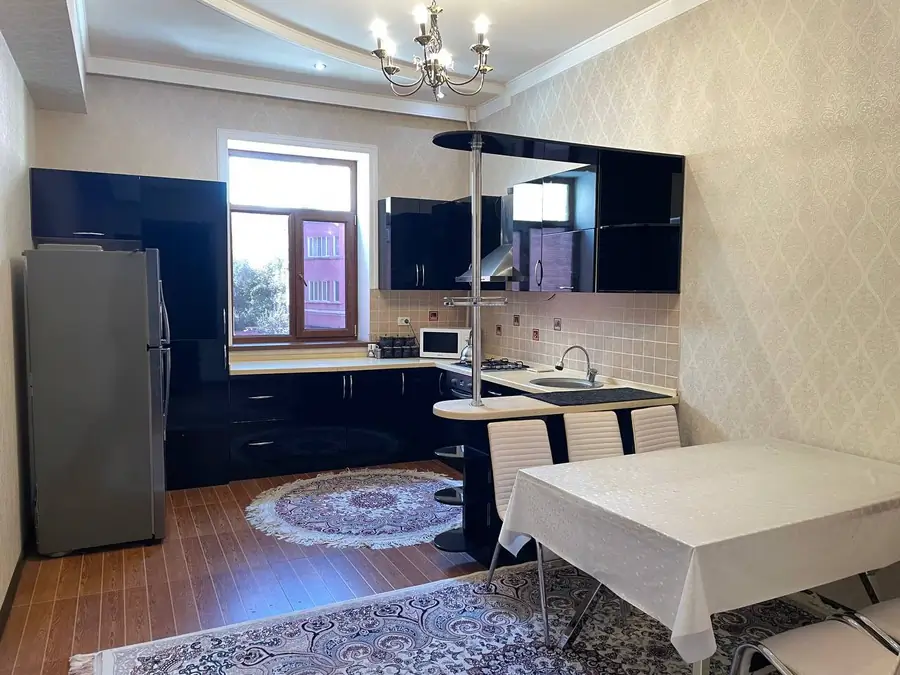 3 xonali kvartira sotiladi − 160 m²