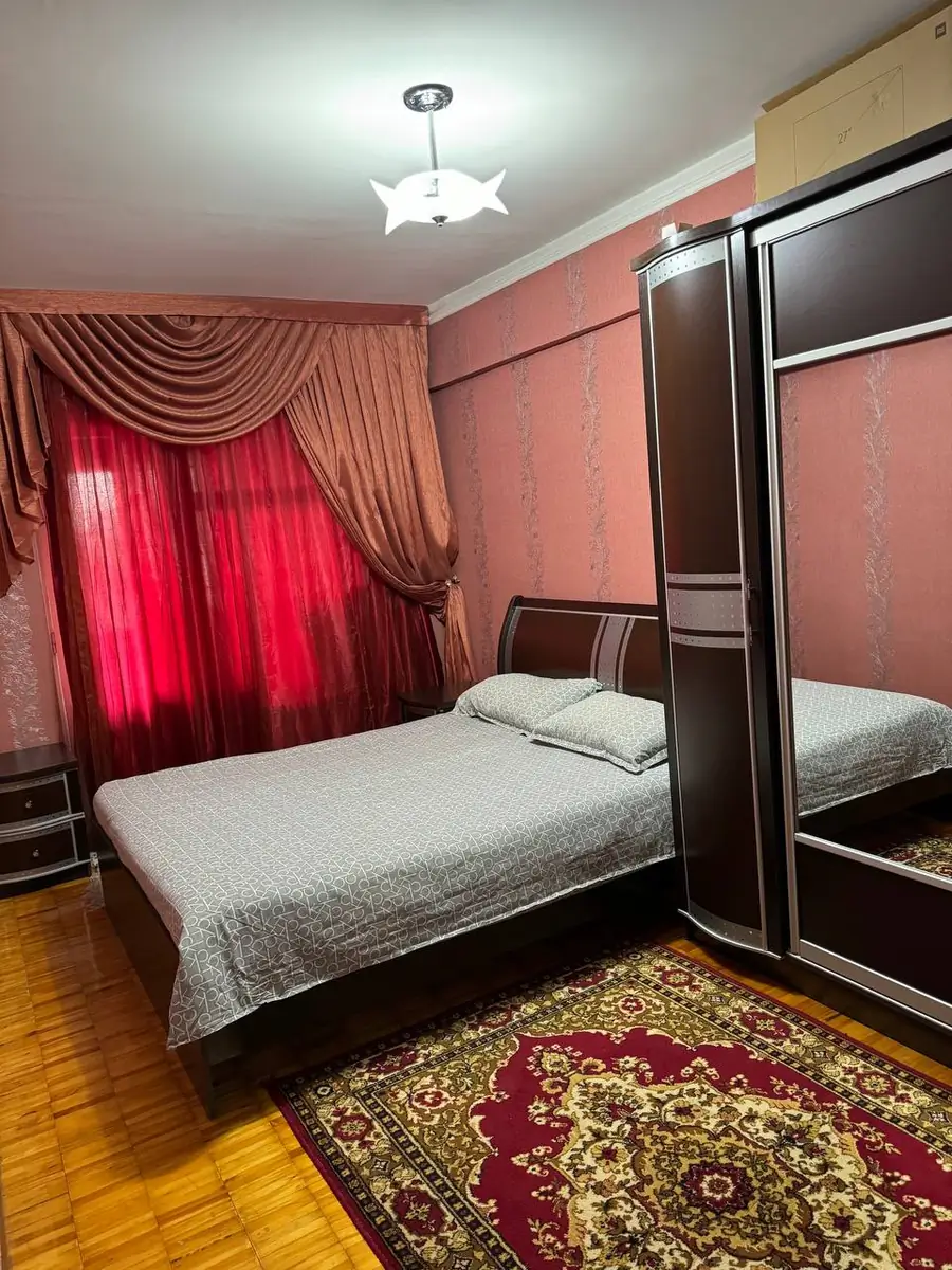 4 xonali kvartira sotiladi − 150 m²