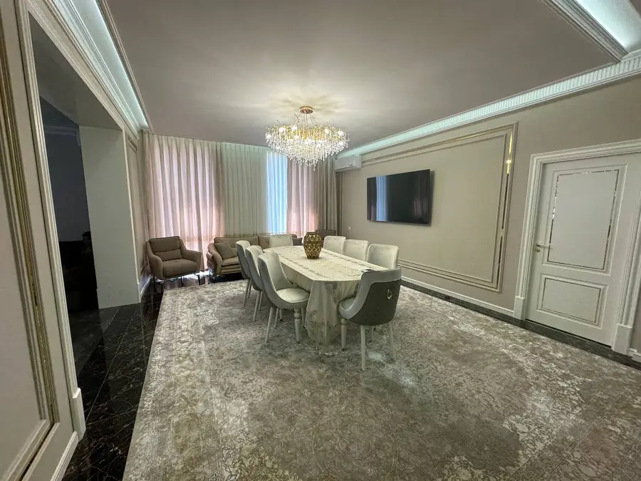 Более 5 xonali kvartira sotiladi − 230 m²