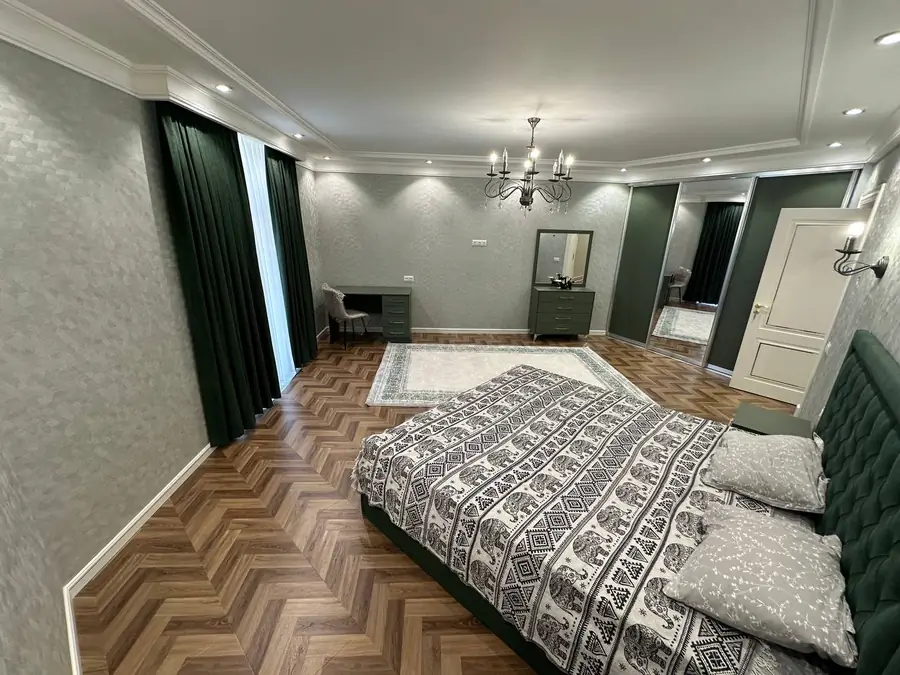 5 dan ortiq xonali kvartira − 230 m², 9/10 qavat