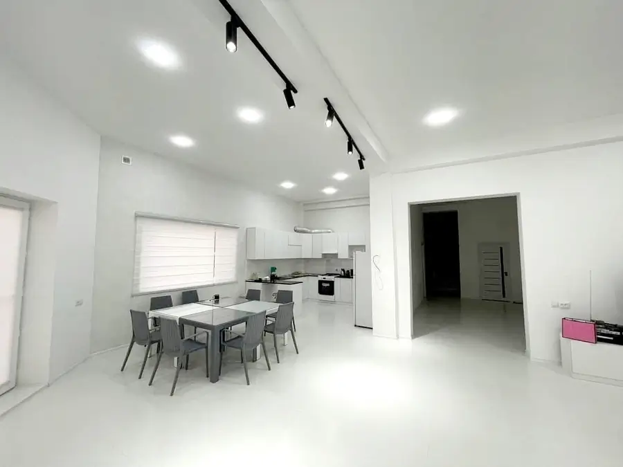 2 qavatli uy sotiladi − 700 m²