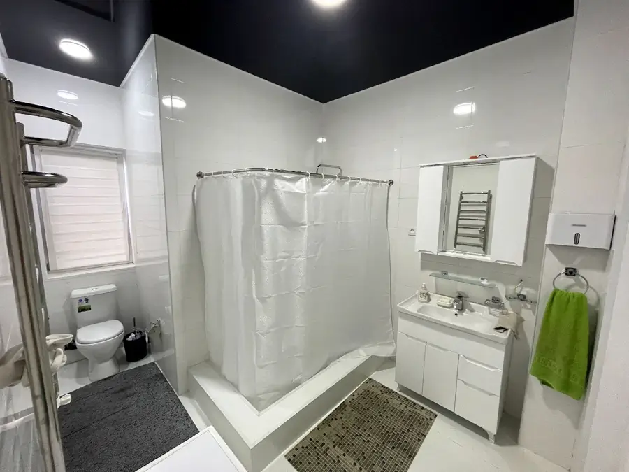 2 qavatli uy sotiladi − 700 m²