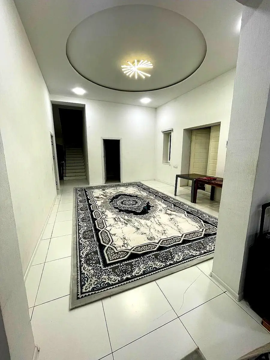 2 qavatli uy sotiladi − 700 m²